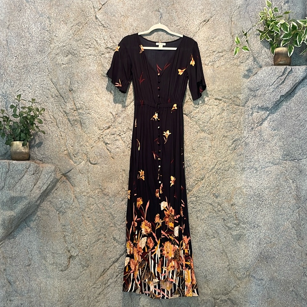 Billabong dress, XS. Black, floral details. Maxi dress. Excellent condition.